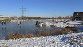 901329 Gezicht op een watertje met enkele schaatsers in het wandelgebied ten westen van de nieuwbouwbuurt Rijnvliet in ...